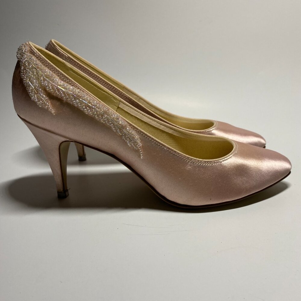Ladies Pink silk Dyeables bridal or formal heels w pearl accents size 8B 26310